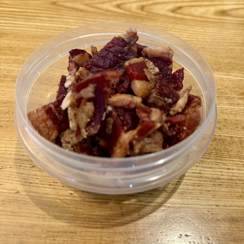 ホワイト スモーク ビーフジャーキー 300gを容器に入れたところを撮った画像