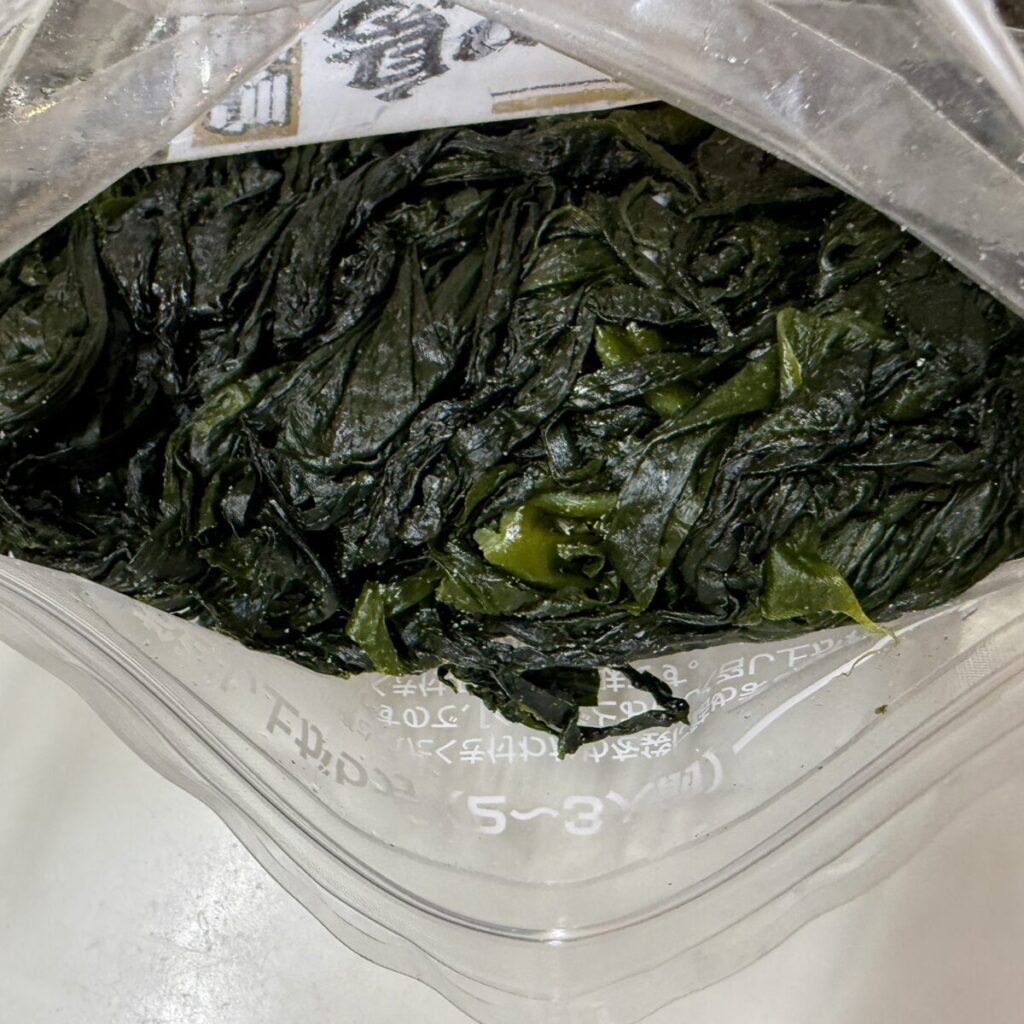 湯通し塩わかめ（鳴門わかめ）を開封したところを撮った画像