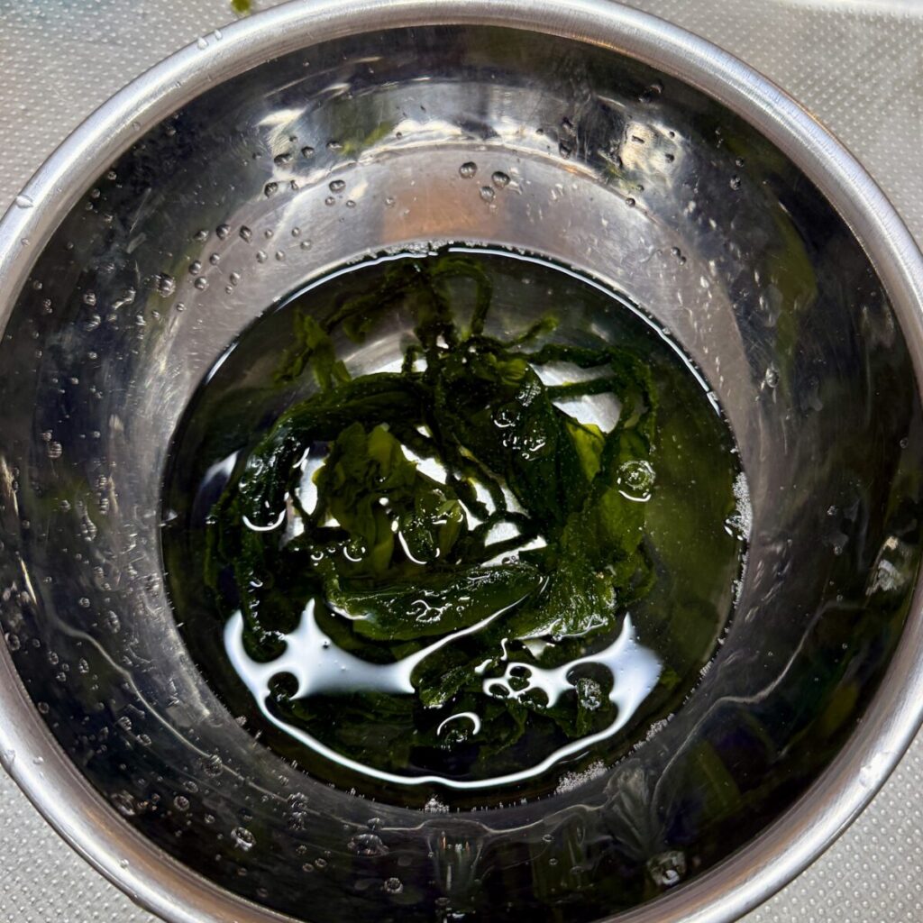 湯通し塩わかめ（鳴門わかめ）を水で戻したときの画像