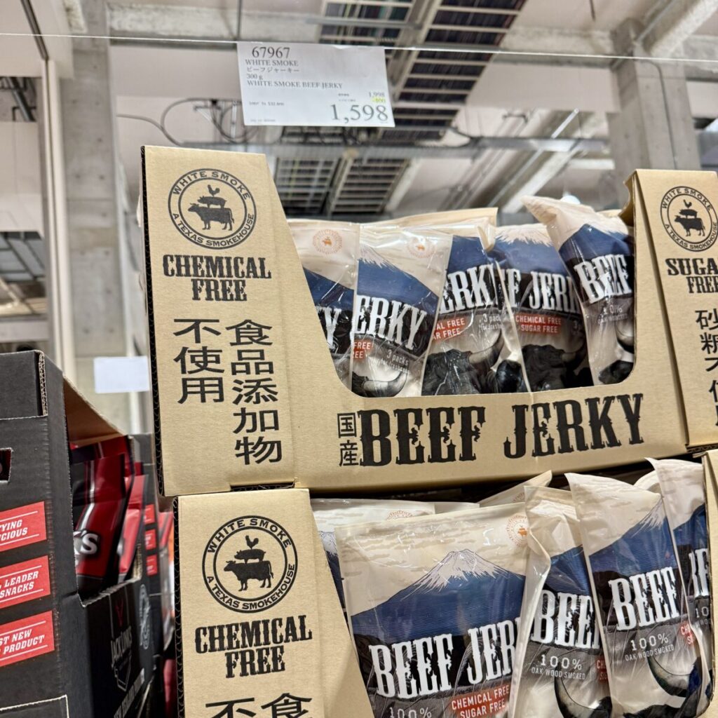 ホワイト スモーク ビーフジャーキー 300gがコストコ店内に陳列されている画像
