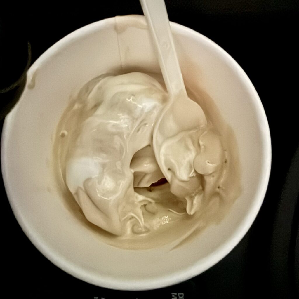 ソフトクリームミックス（マロン）を食べ進めたところを撮った画像