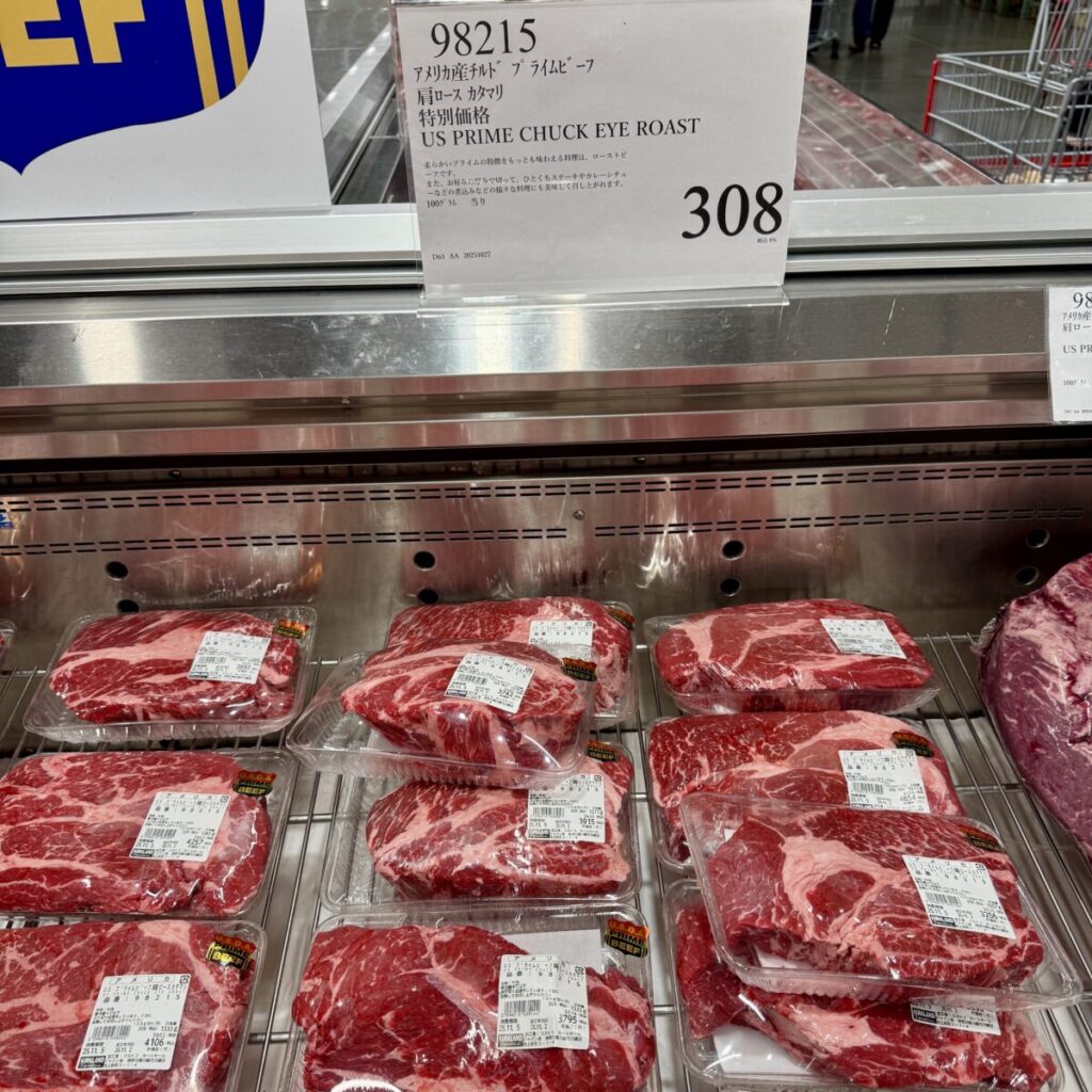 アメリカ産チルドプライムビーフ肩ロースかたまりがコストコ店内に陳列されている画像