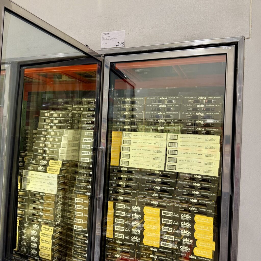 オイコスパッションフルーツがコストコ店内に陳列されている画像