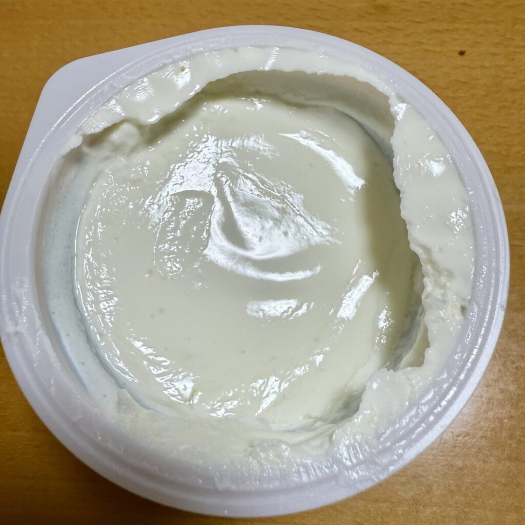 オイコスパッションフルーツのふたを取って撮った画像