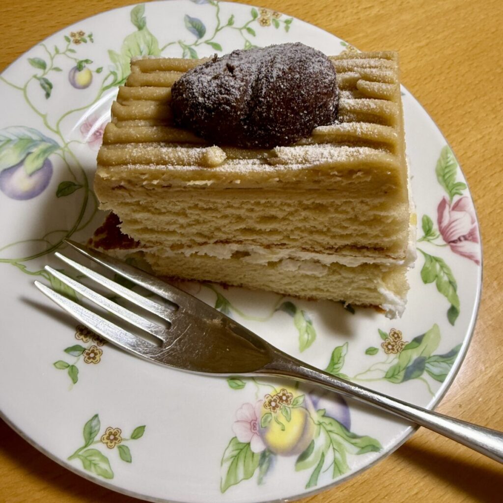 モンブランバーケーキを切って盛り付けた画像