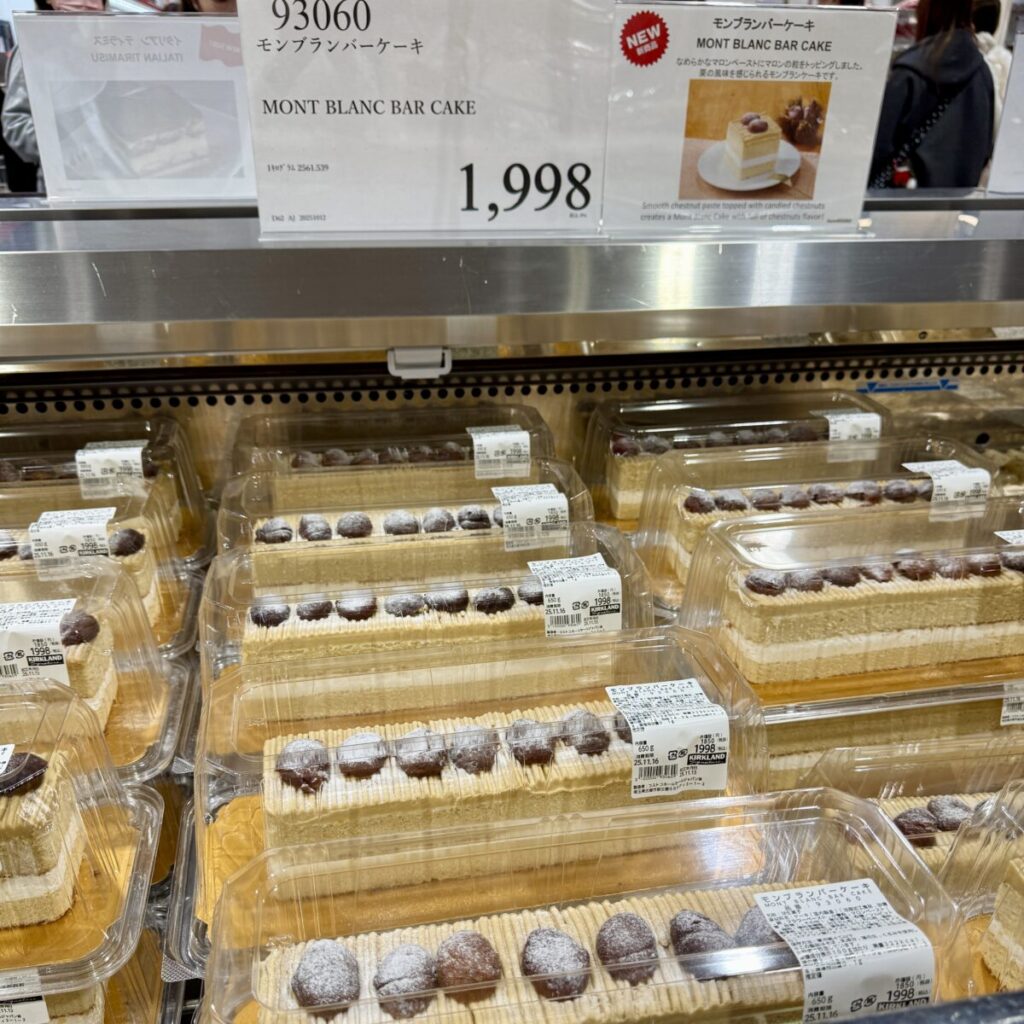 モンブランバーケーキがコストコ店内に陳列されている画像
