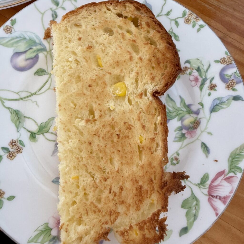 コーンブレッドローフをスライスしてトーストして皿に盛り付けた画像