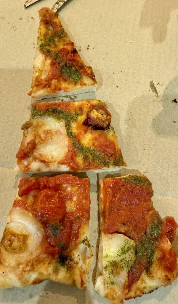 カットされたマルゲリータを更に切ったところを撮った画像