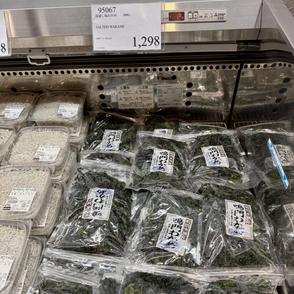湯通し塩わかめ（鳴門わかめ）がコストコ店内に陳列されている画像