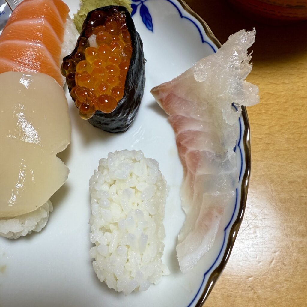 コストコの特選握り寿司32貫の真鯛の握りのネタを取って撮った画像