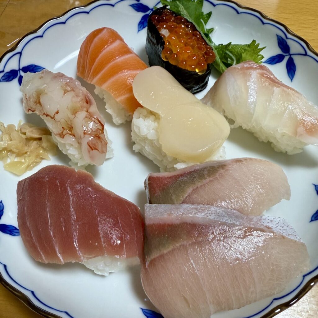 特選握り寿司32貫を皿に盛り付けた画像