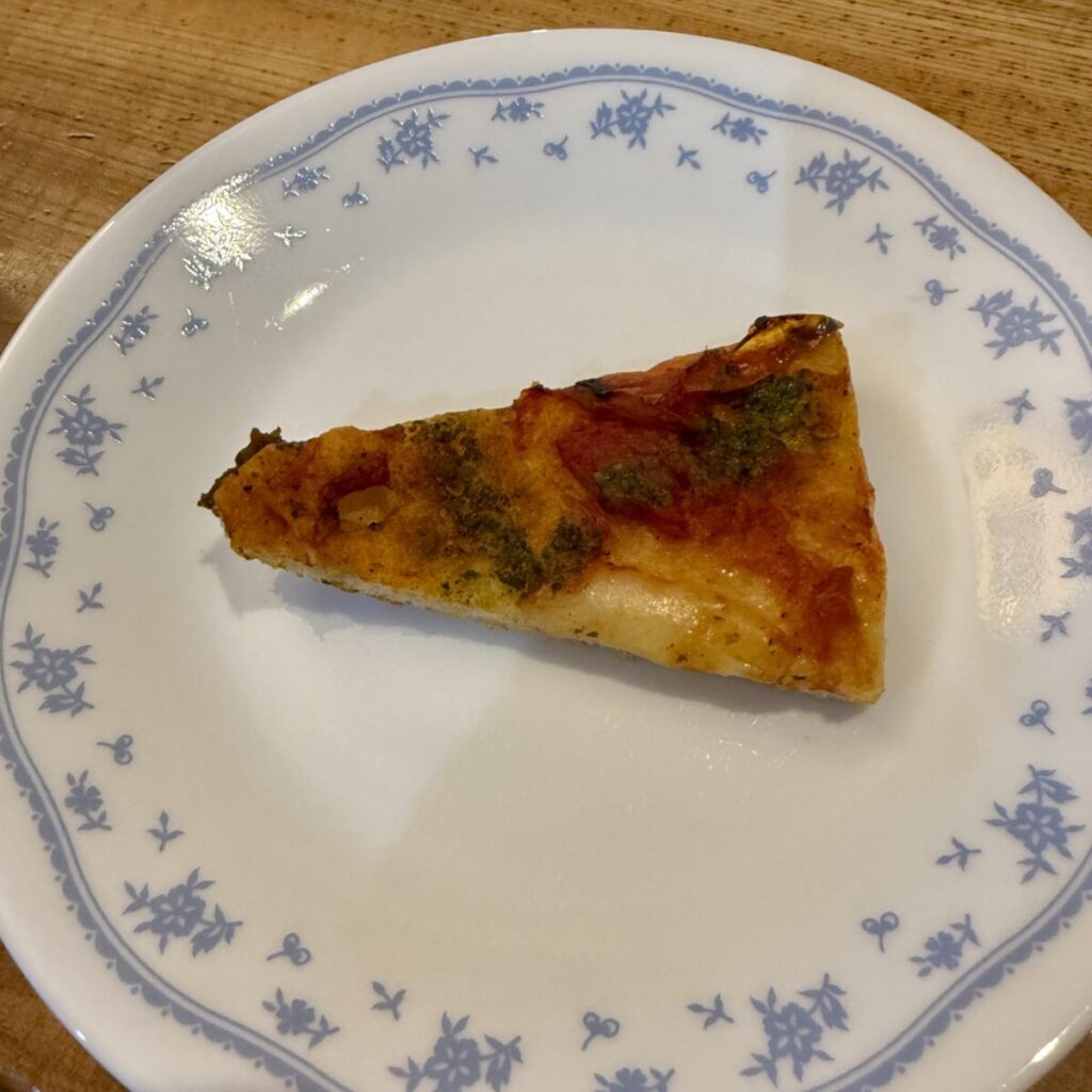 マルゲリータを小さく切った一切れを皿に盛り付けた画像