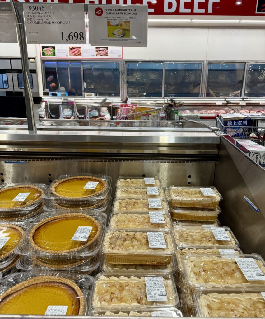 キャラメル＆洋梨のスコップケーキがコストコ店内に陳列されている画像