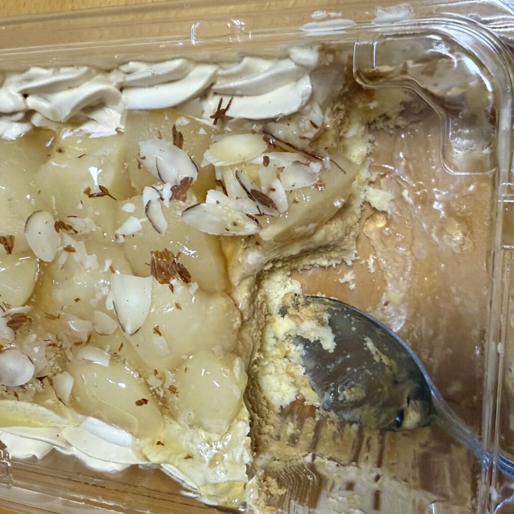 キャラメル＆洋梨のスコップケーキをすくった後撮った画像