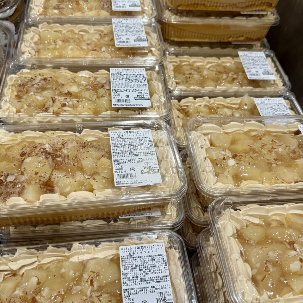 キャラメル＆洋梨のスコップケーキがコストコ店内に陳列されている画像
