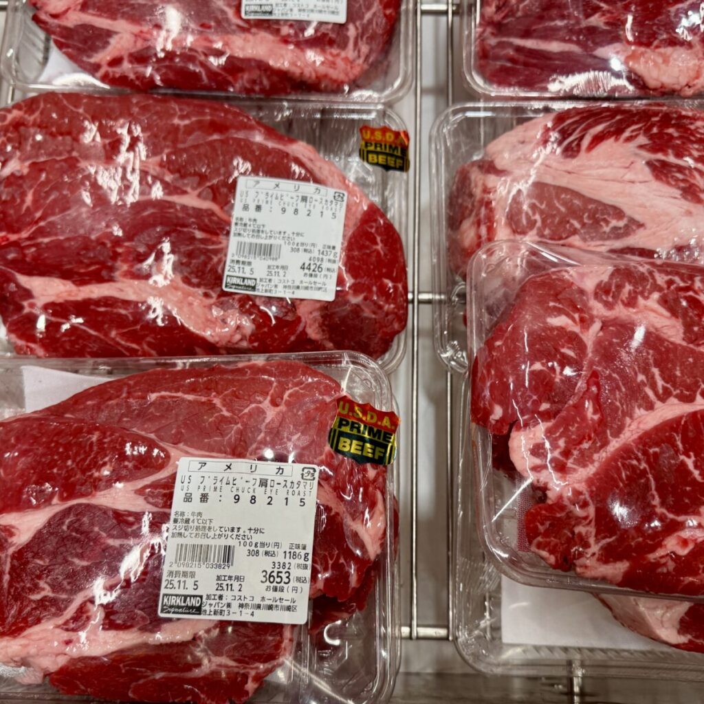 アメリカ産チルドプライムビーフ肩ロースかたまりがコストコ店内に陳列されている画像