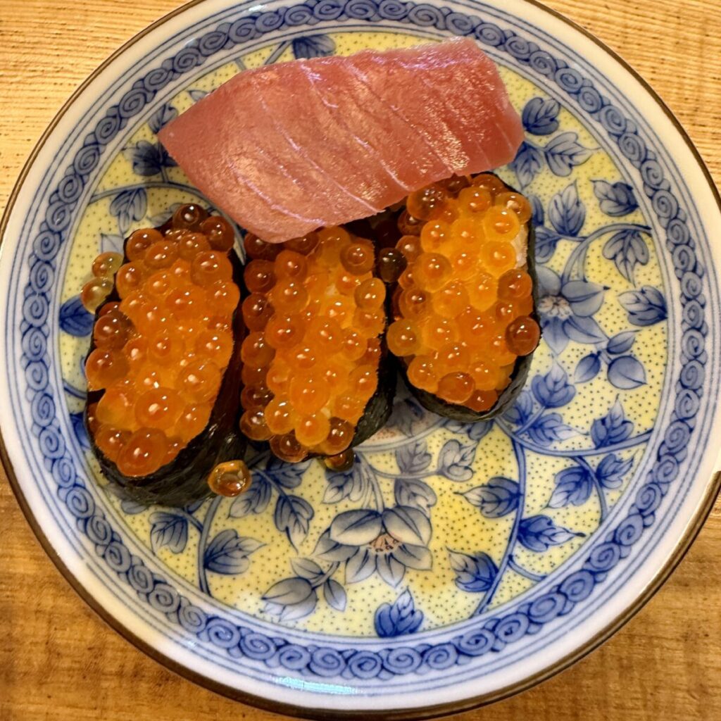 特選握り寿司32貫を娘が食べるときに皿に盛り付けた画像