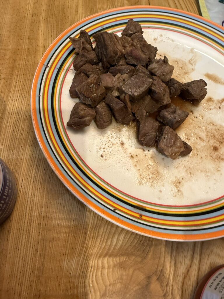 アメリカ産チルドプライムビーフ肩ロースかたまりを小さく切ってステーキにしたところを撮った画像