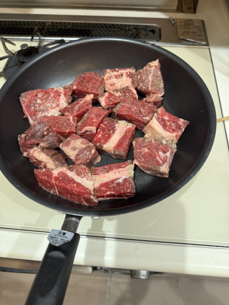 アメリカ産チルドプライムビーフ肩ロースかたまりをフライパンで焼いているところを撮った画像