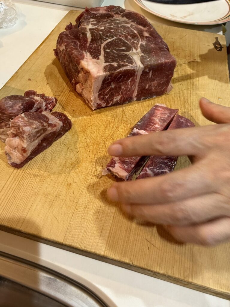 アメリカ産チルドプライムビーフ肩ロースかたまりをカットしている画像