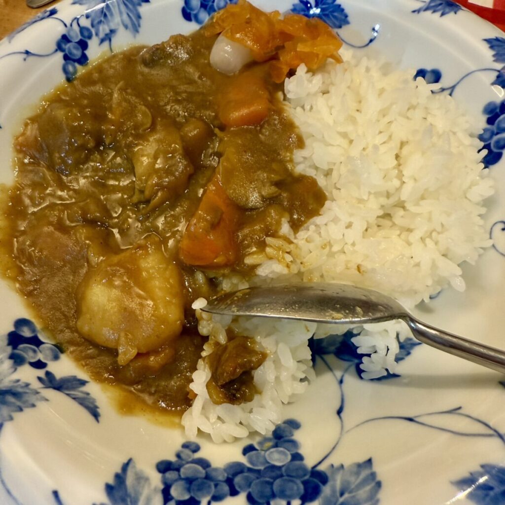 アメリカ産チルドプライムビーフ肩ロースかたまりで作ったカレーを皿に盛り付けた画像