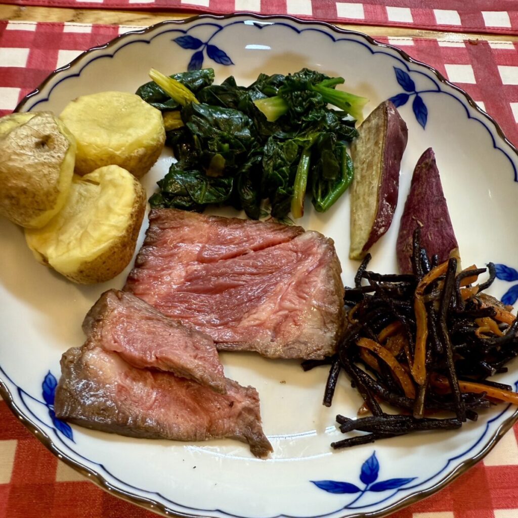 アメリカ産チルドプライムビーフ肩ロースかたまりを皿に盛り付けた画像