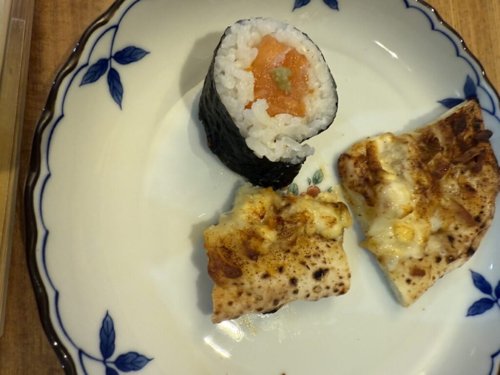 サーモンポキロールと四角クラブミートピザを皿に盛り付けた画像