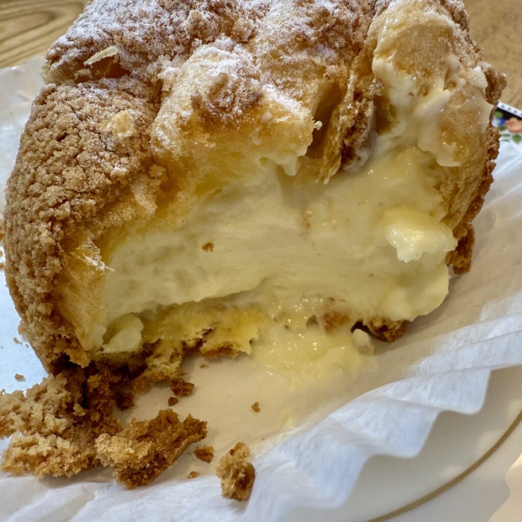 コストコのカスタードシュークリームの中身が分かるように撮った画像