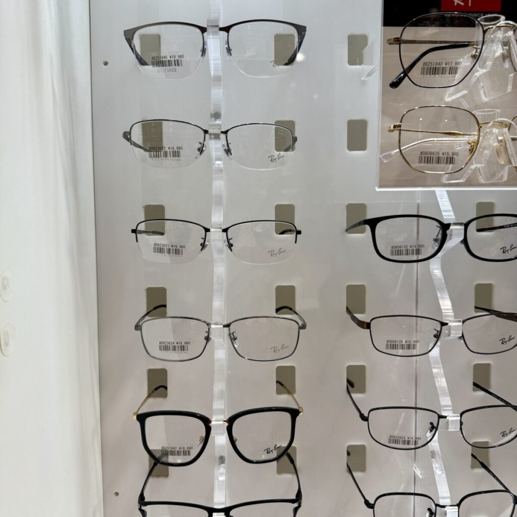 コストコ店内のメガネのフレームを撮った画像