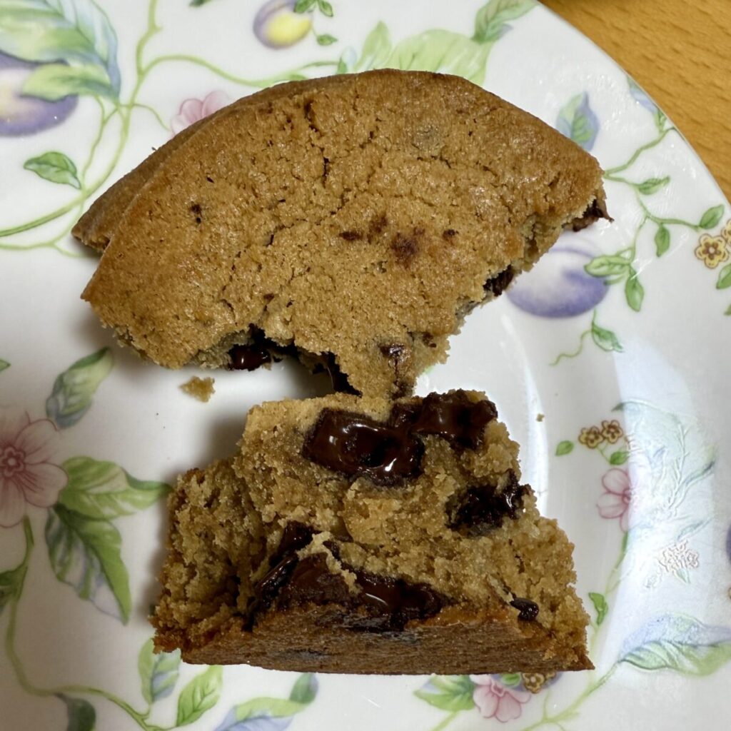 ダブルチョコチャンククッキーを割ったところを撮った画像