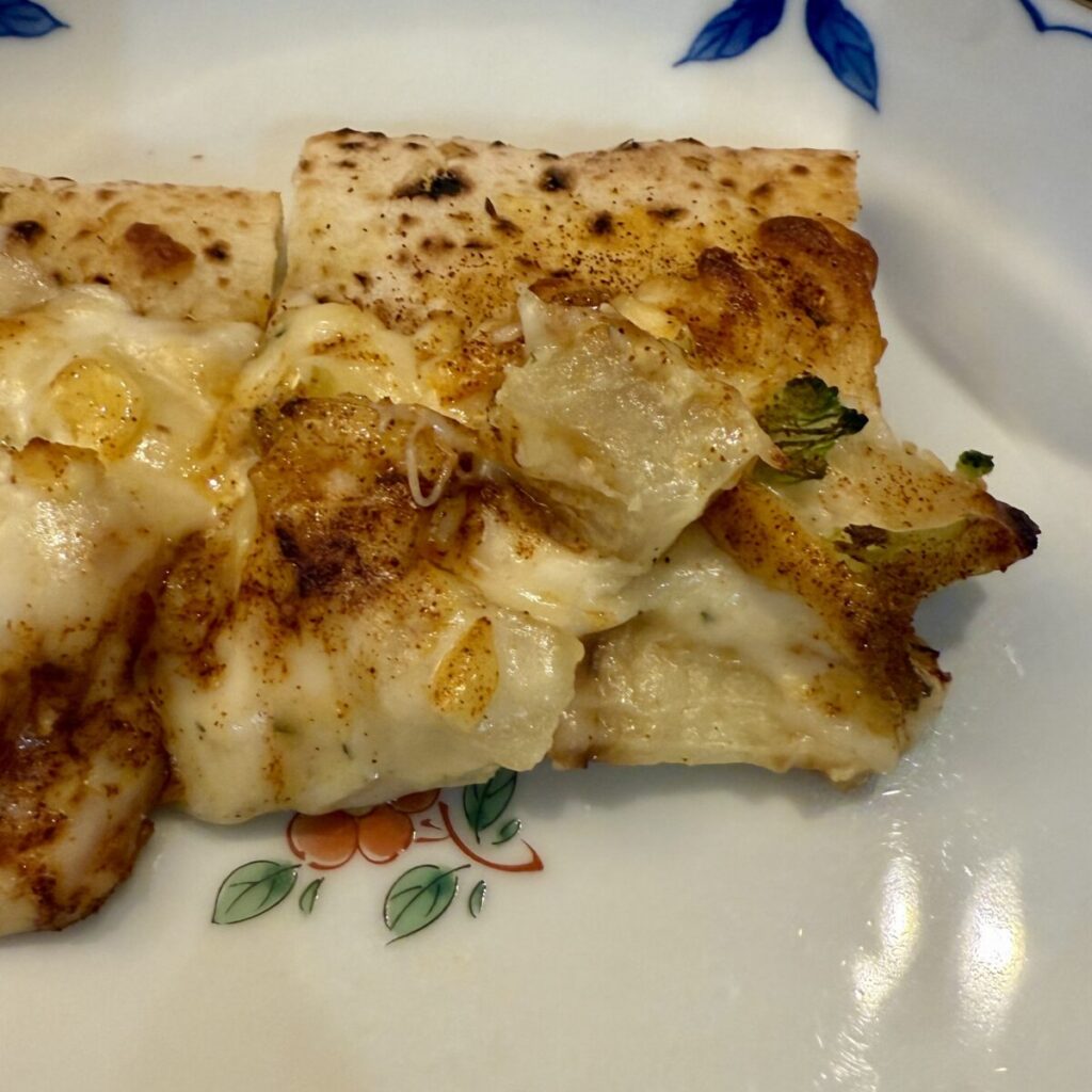 四角クラブミートピザのトッピングの白いのを撮った画像