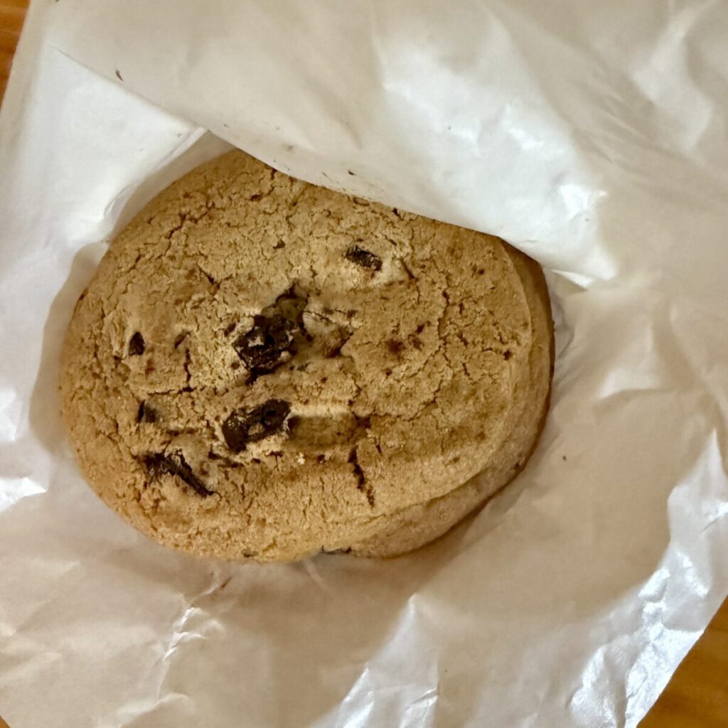 ダブルチョコチャンククッキーを上から撮った画像