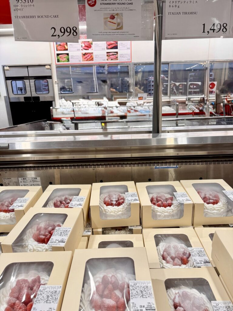 コストコのストロベリーショートケーキがコストコ店内に陳列されている画像