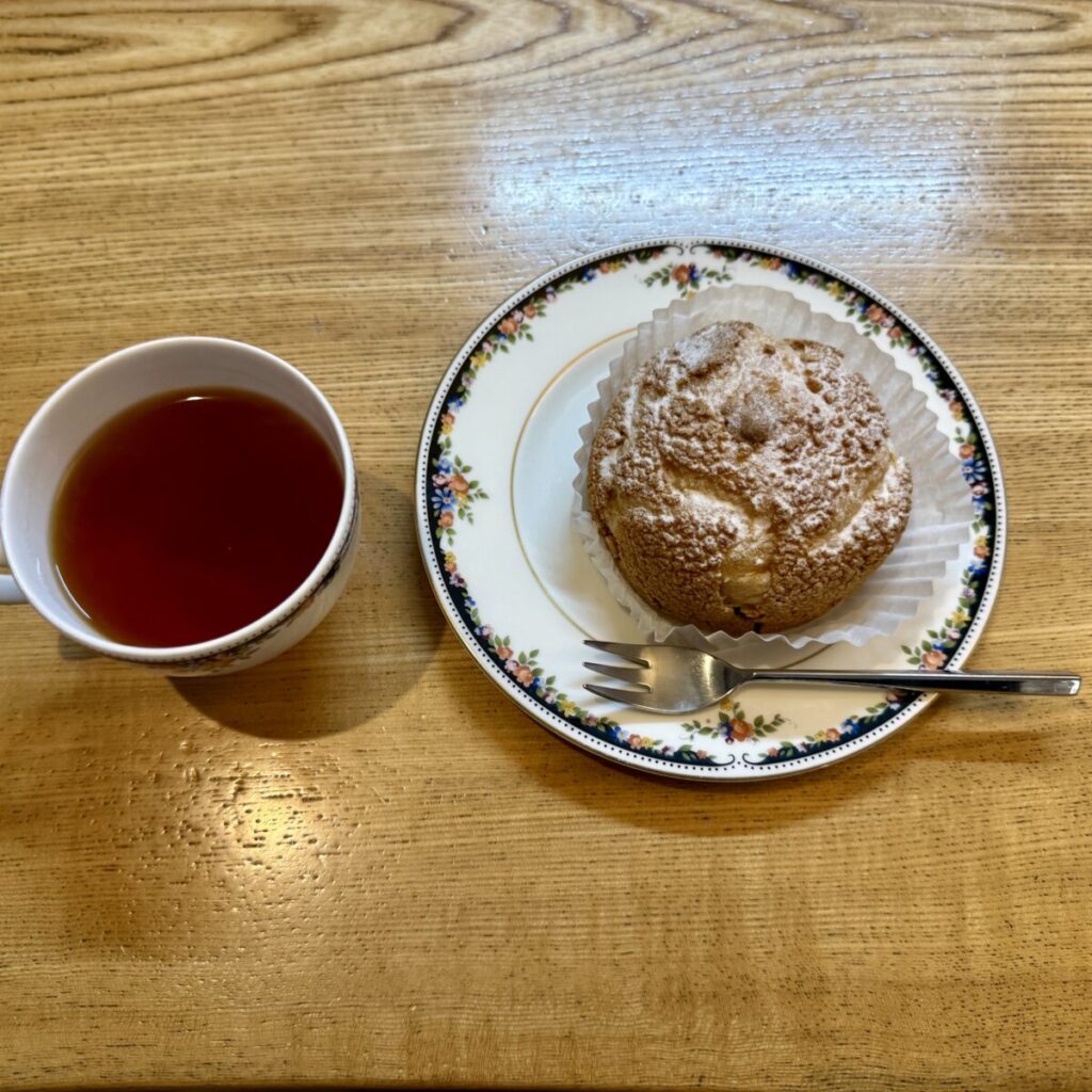 コストコのカスタードシュークリームを紅茶と一緒にいただいているところを撮った画像