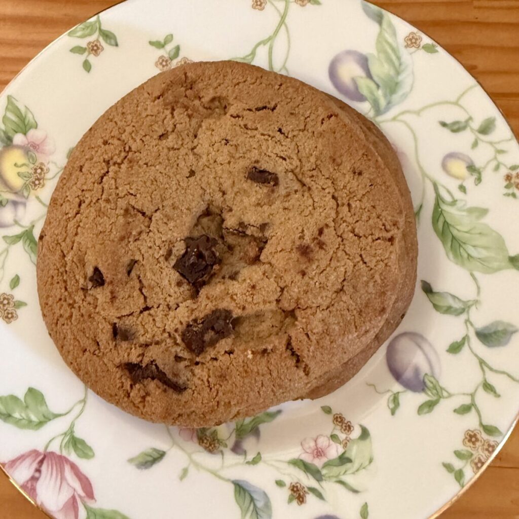 ダブルチョコチャンククッキーを皿に盛り付けた画像