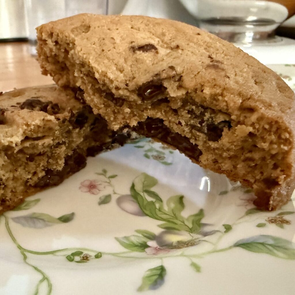 ダブルチョコチャンククッキーを半分に割ったところを撮った画像