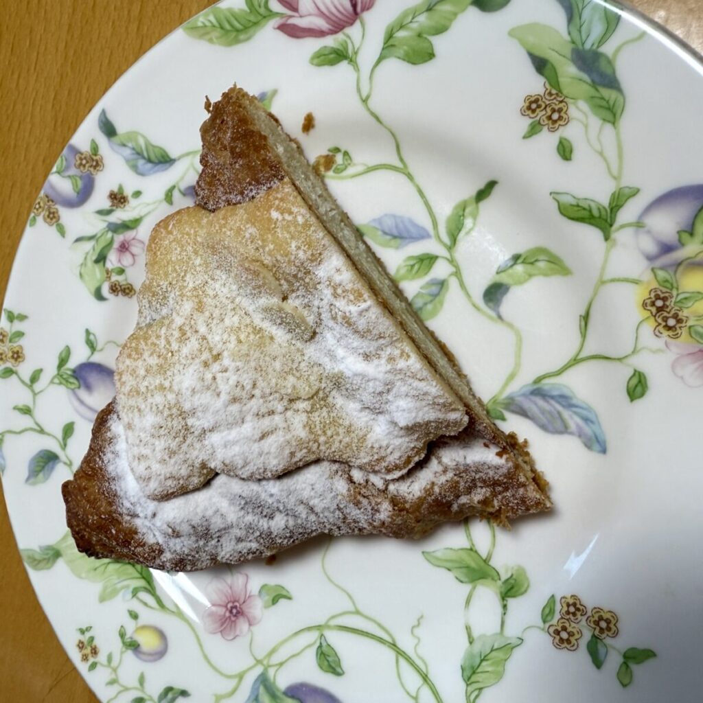 アーモンドクロワッサンを半分に切って皿に盛り付けた画像