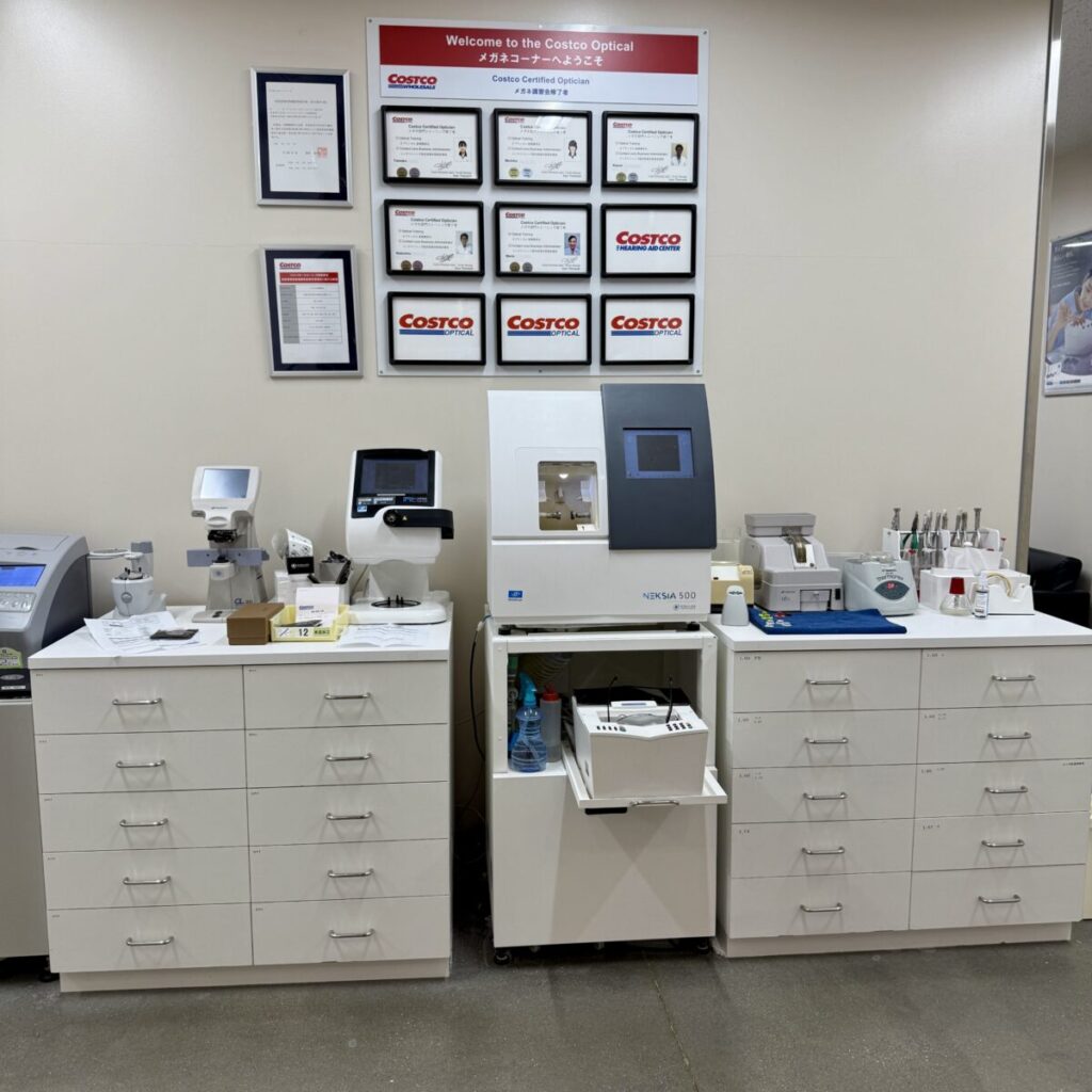 コストコ店内にある視力を測る装置がある場所の前を撮った画像
