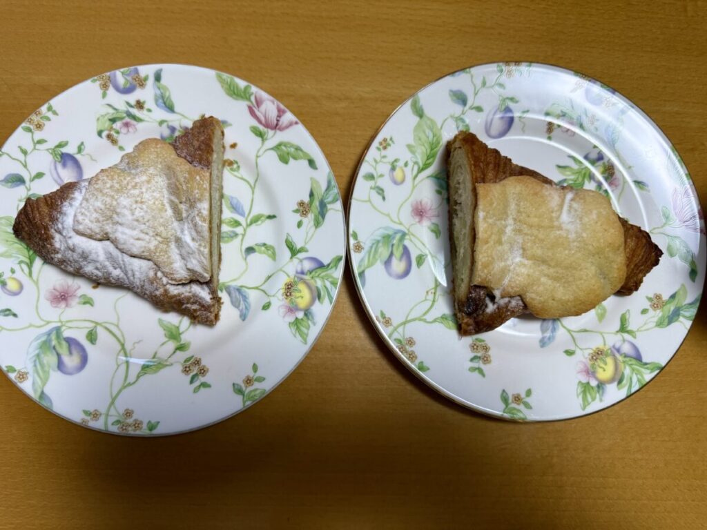 アーモンドクロワッサンを半分に切って温めたのとそのままにしたのを並べて撮った画像