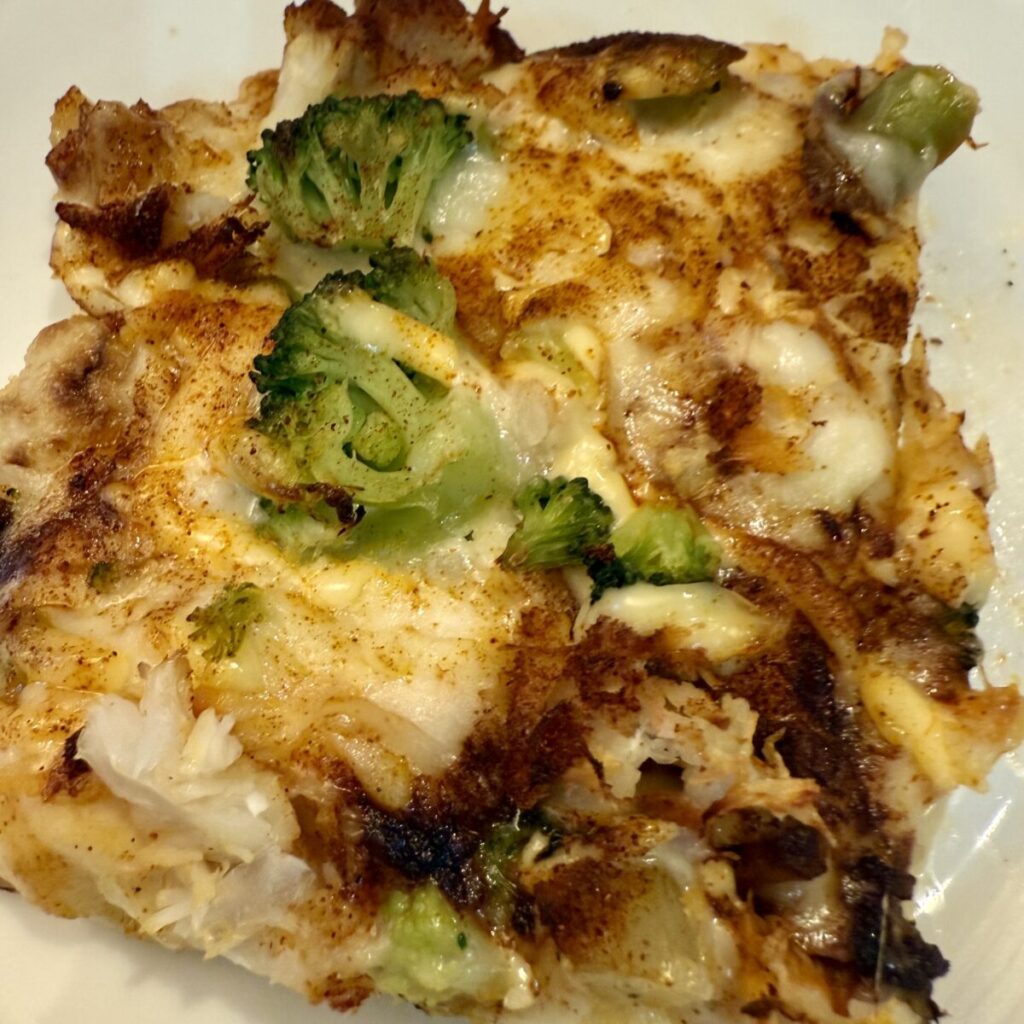 四角クラブミートピザを焼いてカットしたピースを撮った画像