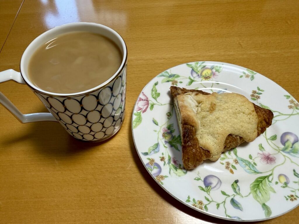 アーモンドクロワッサンをコーヒーと一緒にいただくときの画像
