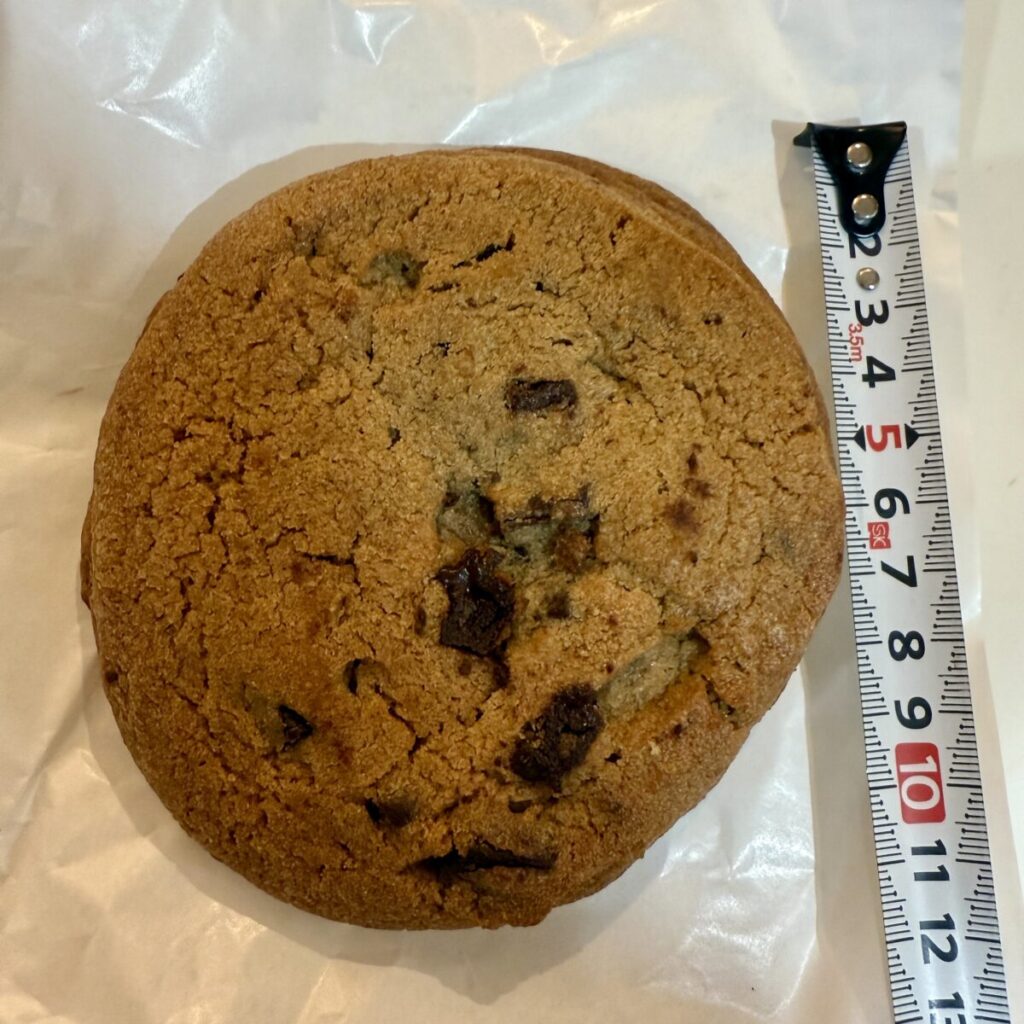 ダブルチョコチャンククッキーの幅を撮った画像