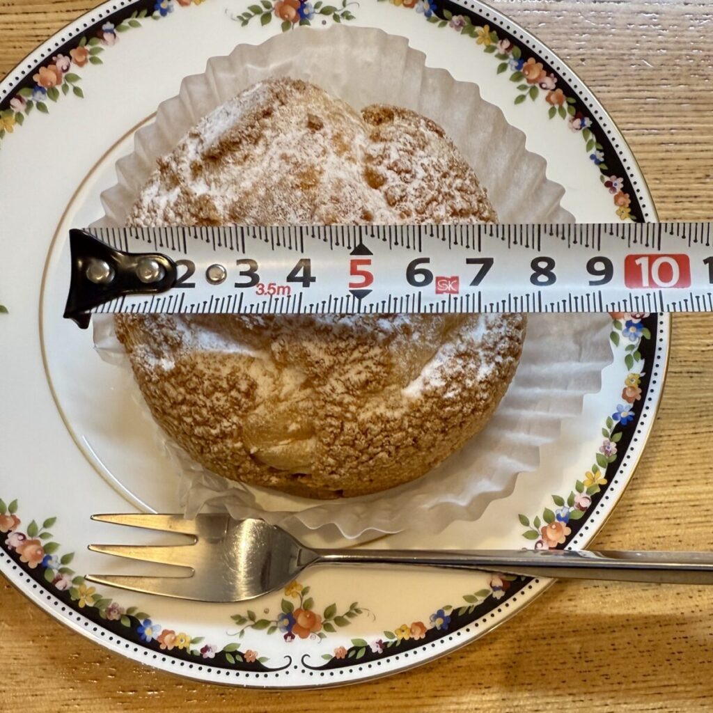 コストコのカスタードシュークリームの直径を測った画像