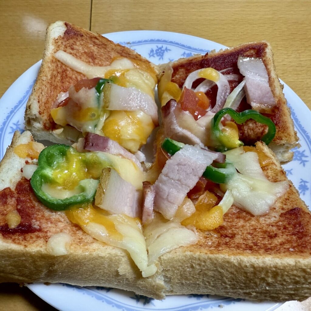 しっとりやわらかブレッドをピザトーストにして4つにカットした画像