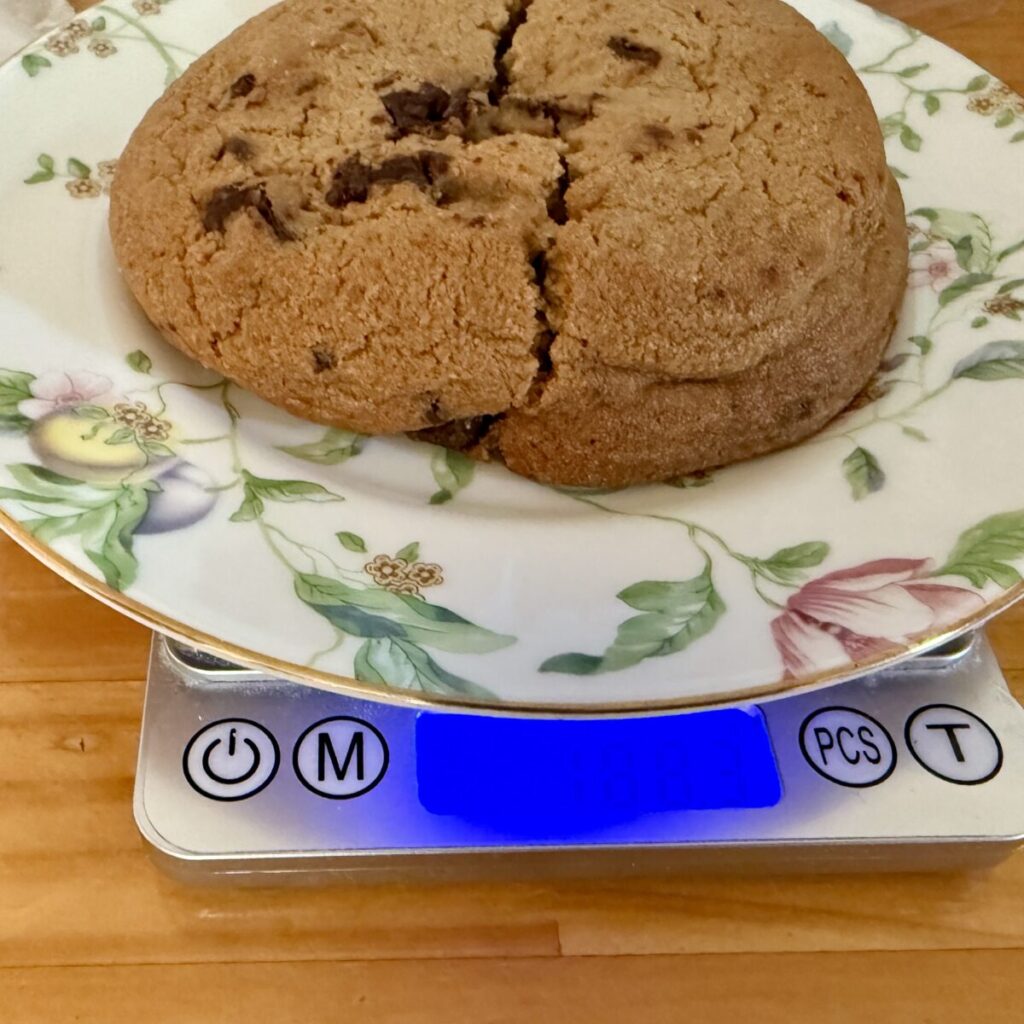 ダブルチョコチャンククッキーの重さを測ったときの画像
