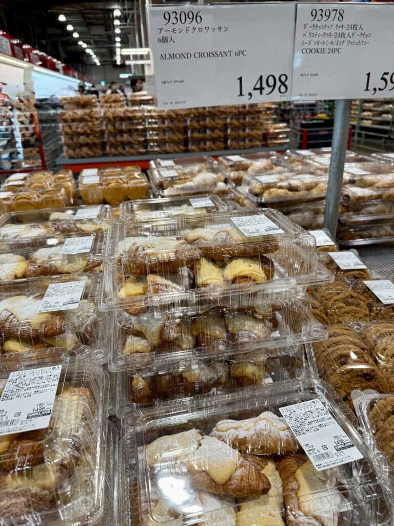 コストコのアーモンドクロワッサンがコストコ店内に陳列されている画像