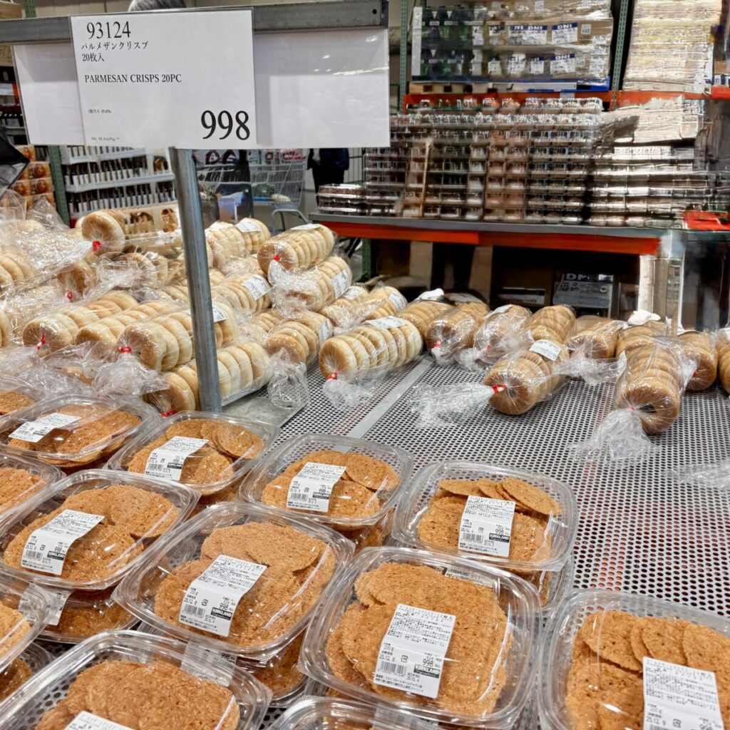 パルメザンクリスプ20枚入がコストコ店内に陳列されている画像