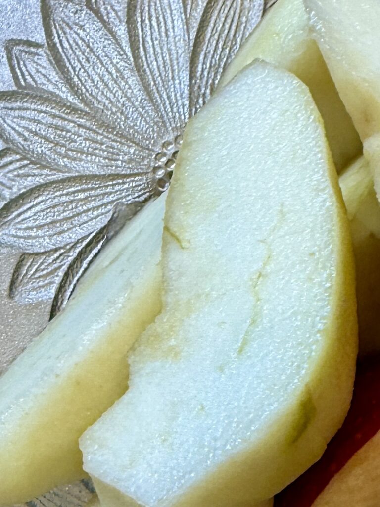 ラ・フランスの皮を剥いたところを撮った画像