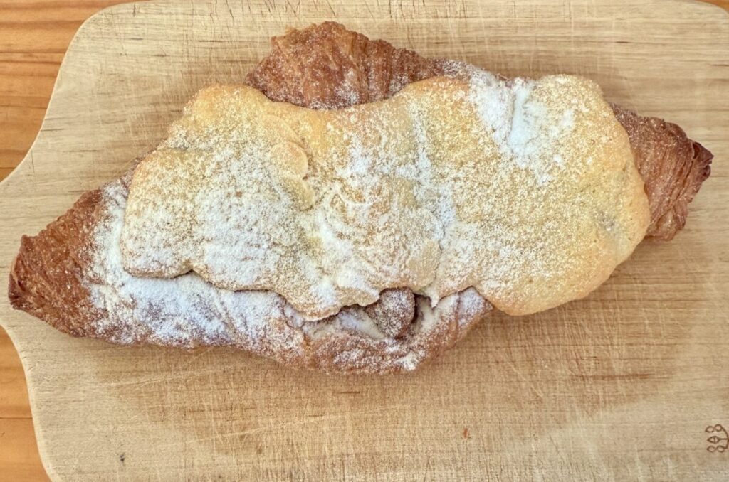 アーモンドクロワッサンをまな板において撮った画像