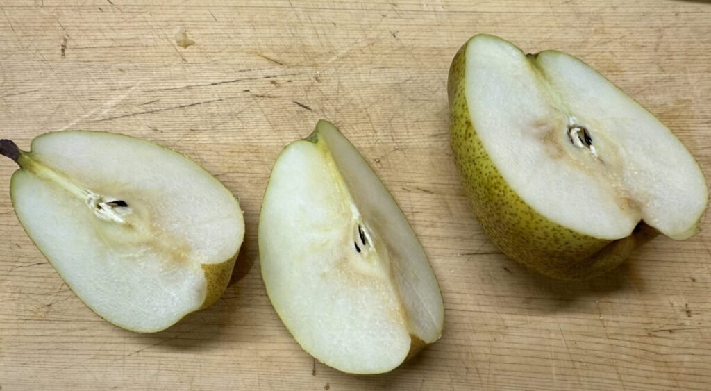 ラ・フランスを4等分しようとするところを撮った画像